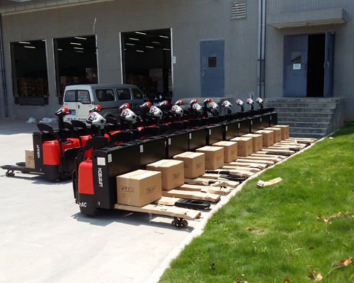 選擇電(diàn)動叉車時(shi)需要考慮(lü)哪些關鍵(jian)因素？如何(hé)根據實際(jì)需求進行(hang)合理選型(xing)？