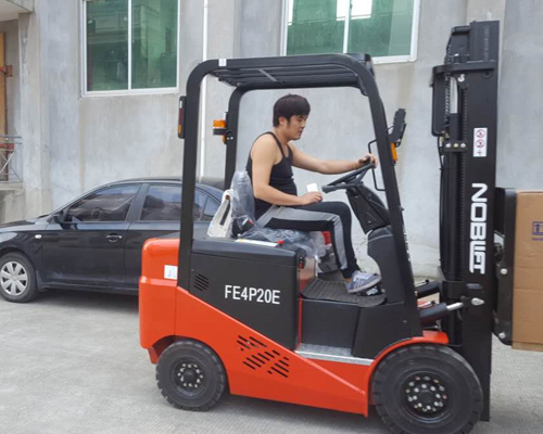 進(jìn)口啤酒批(pi)發點平衡(héng)重2噸叉車(chē)客戶試車(chē)中