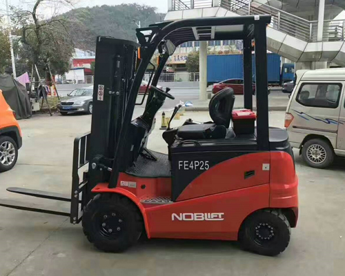 甯(níng)德時代新(xīn)能源批量(liàng)平衡重電(diàn)動叉車交(jiāo)車