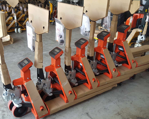 電(dian)子秤叉車(che)--某五色金(jīn)屬回收廠(chǎng)諾力電子(zi)秤搬運車(chē)